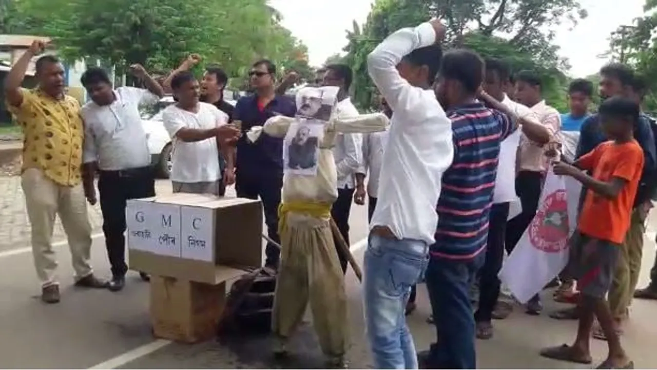 Locals Stage Protest Against Shifting of Dumping Ground