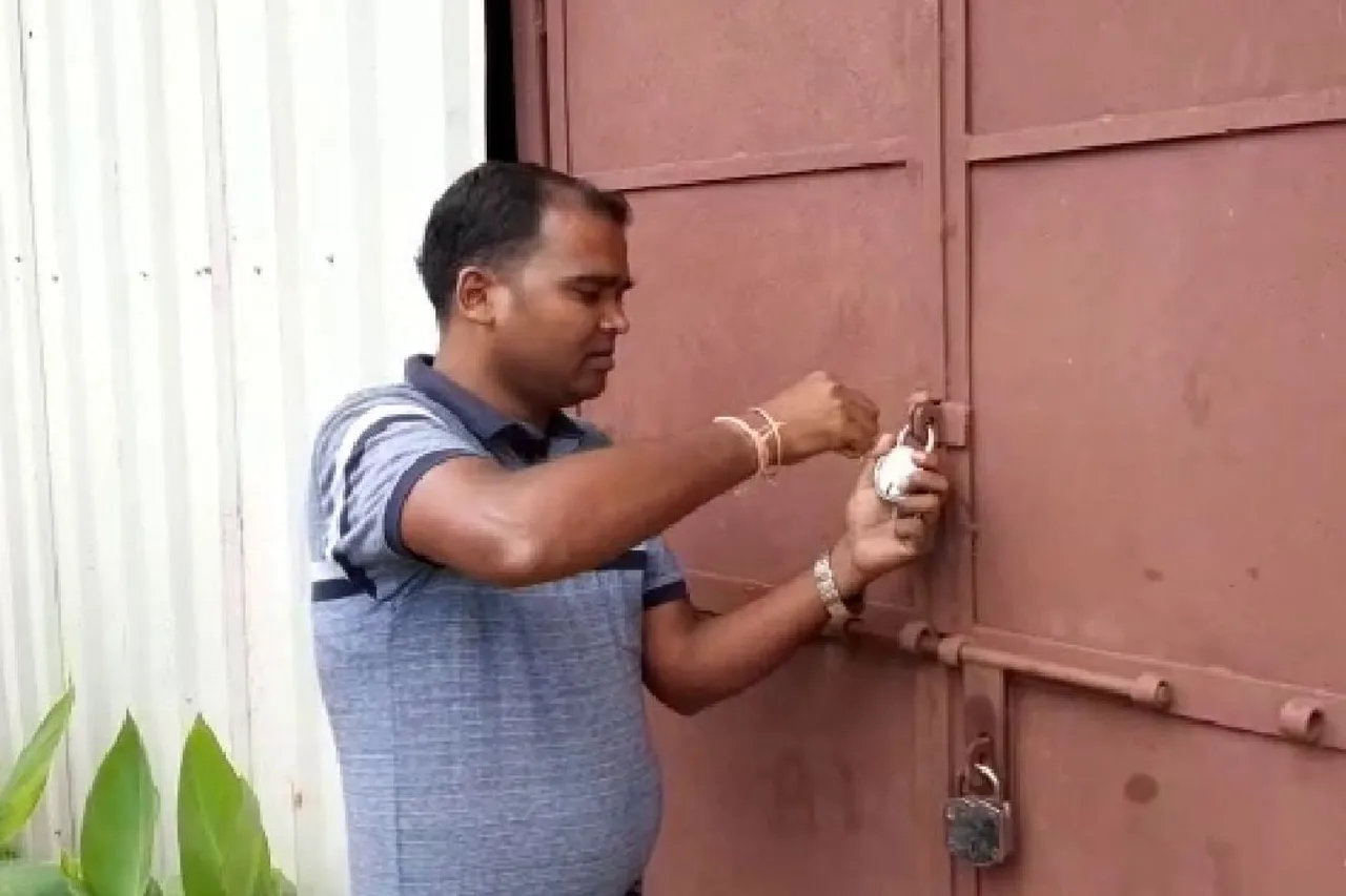 Protesters lock office of Simplex