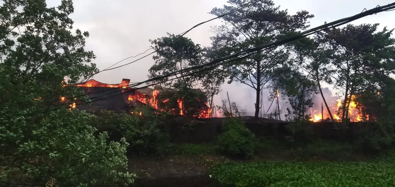 Massive Fire Breaks out at Jute Industry in Gauripur