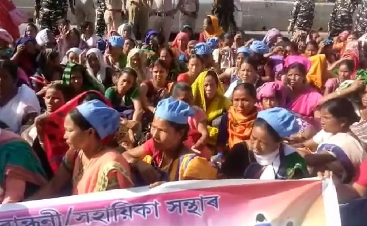 Midday Meal Row: Cooks Continue Protests