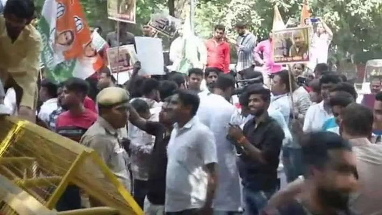 Delhi: Congress Workers Stage Protest Over Ticket Distribution