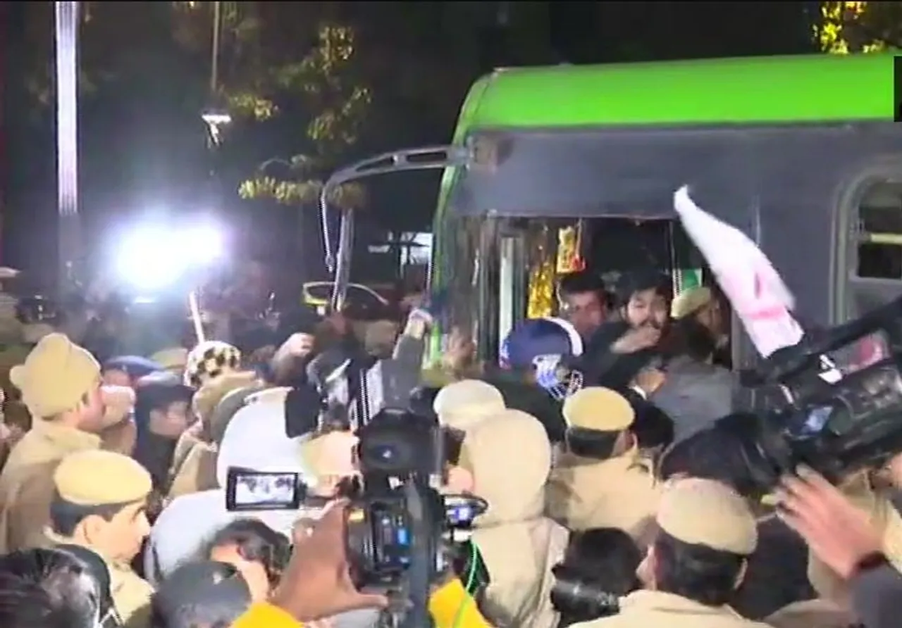 JNU Students march towards Rashtrapati Bhavan, Detained
