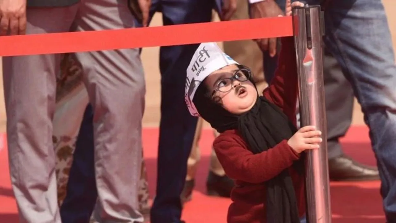 Baby mufflerman steals show at Kejriwal swearing-in