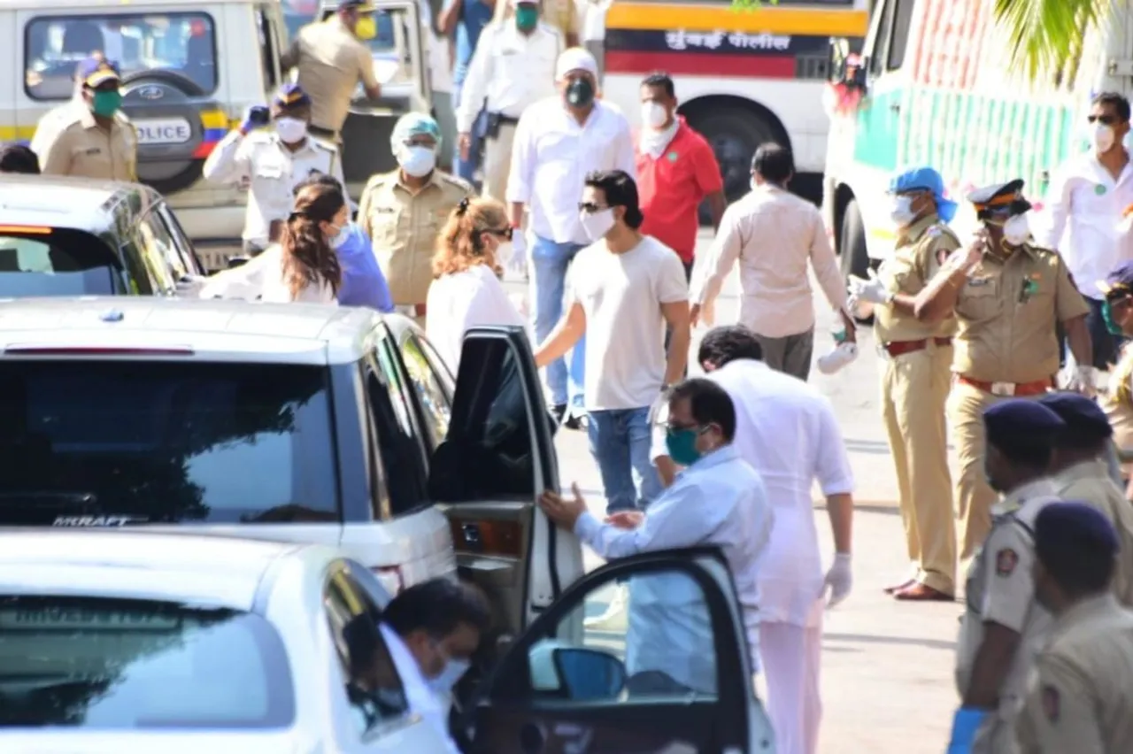 Rishi Kapoor cremated at Chandanwadi crematorium