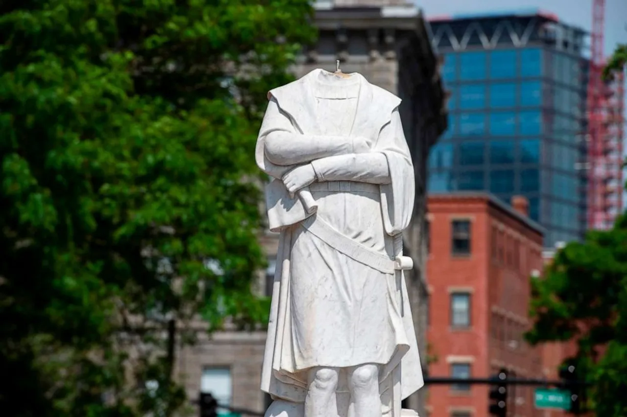 Trump signs order to protect American statues
