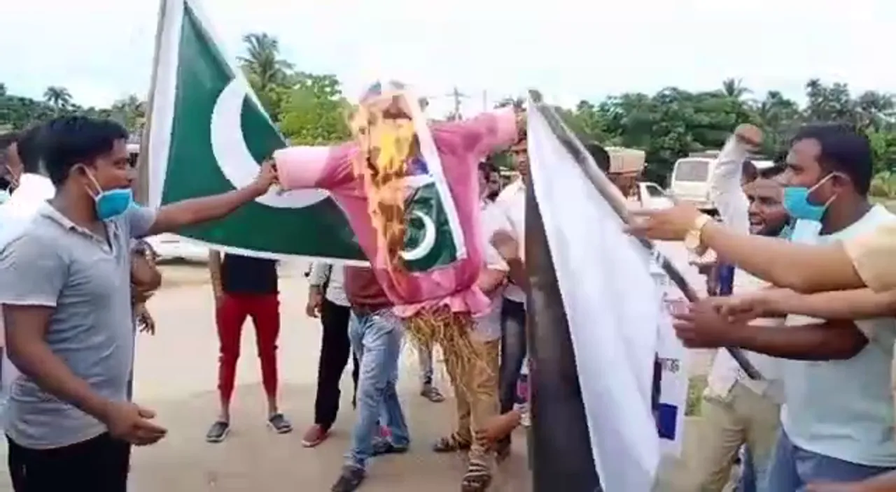 AAMSU Burns Pak Flag Over its Nuclear Attack Remark