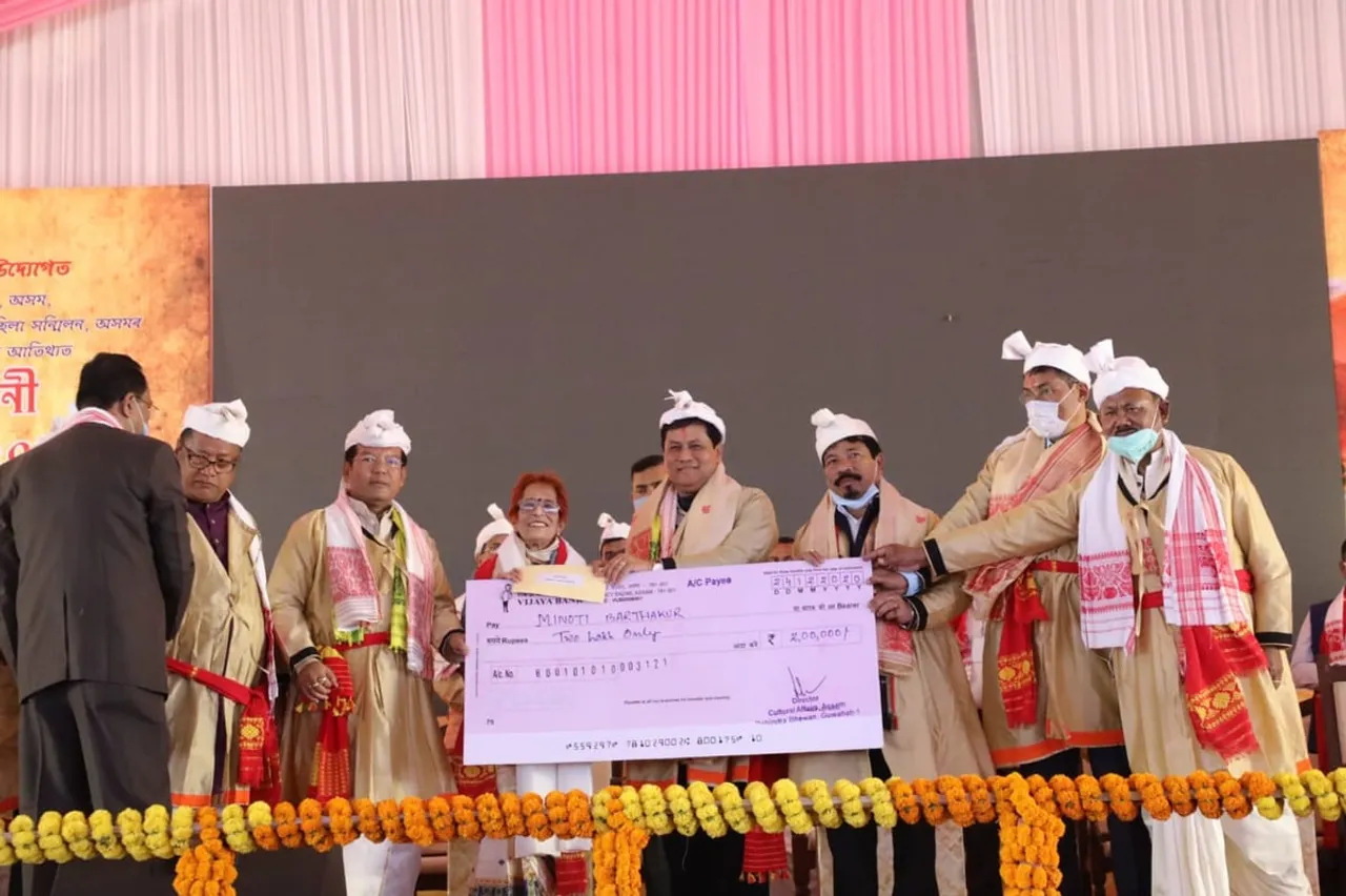 Minoti Borthakur Receives Veerangana Sati Sadhini Award
