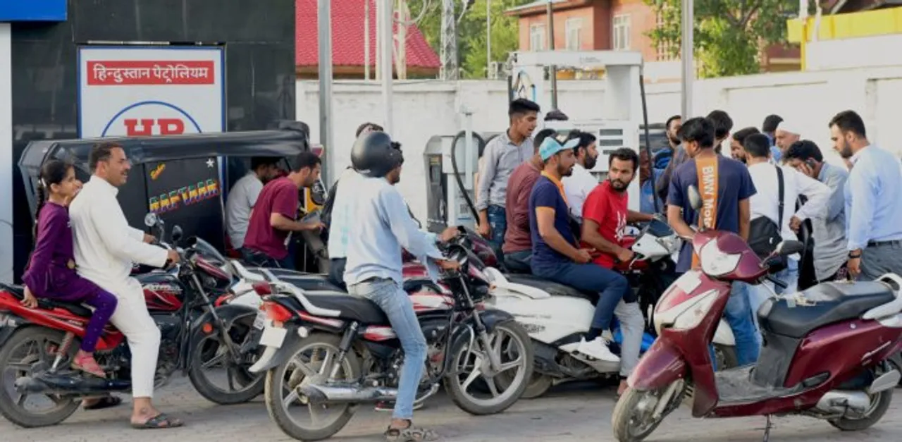 Kolkata Police re-imposed “No Helmet No Petrol’ Rule