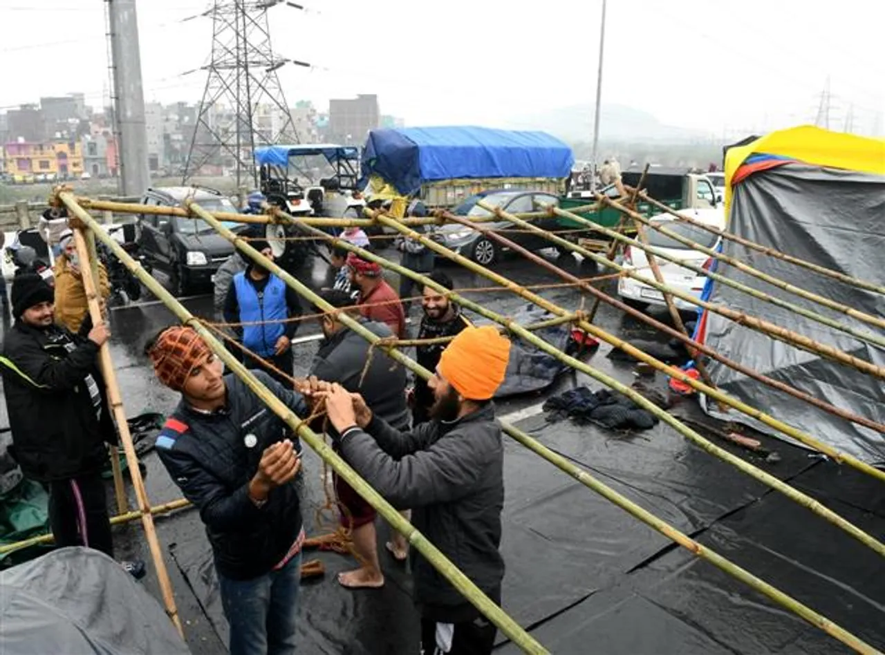 Farmers Continue Protest Despite Heavy Rain, Cold Wave