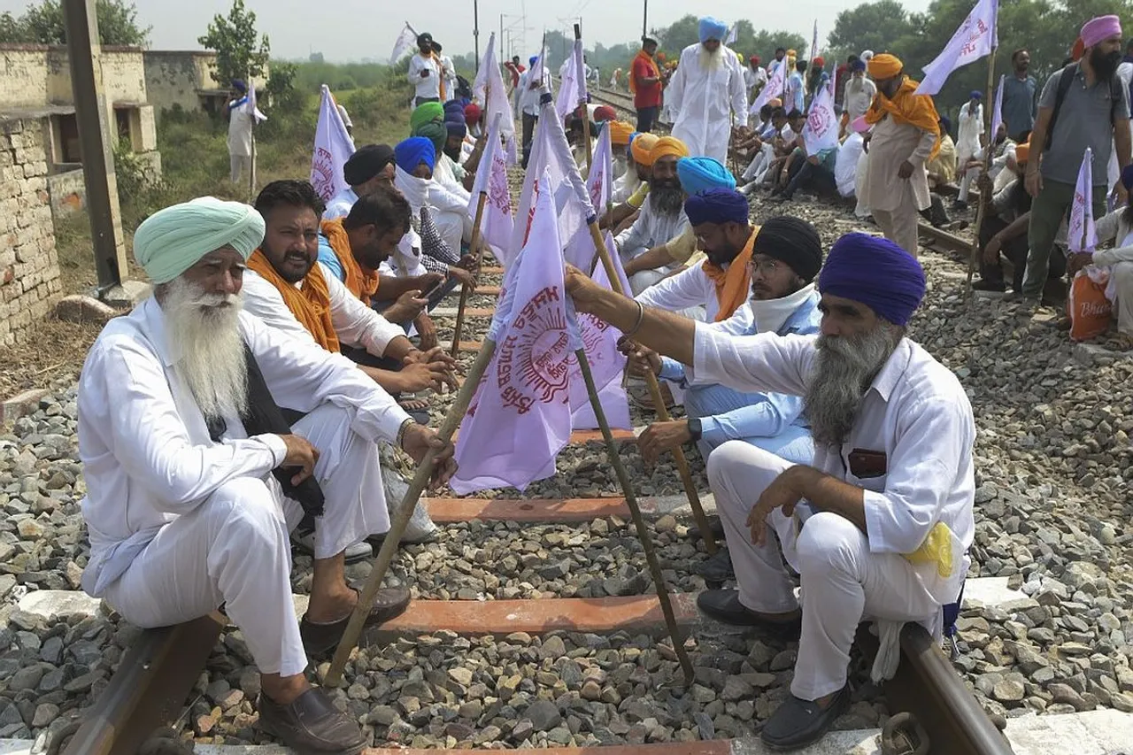 Farmer Unions Observe ‘Rail Roko’ Protest Across Nation