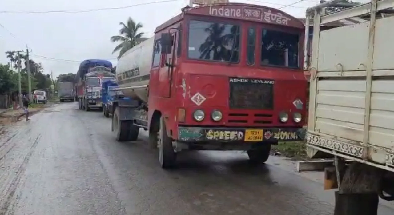 People Blocks Tripura bound goods vehicles To Mizoram in Karimganj