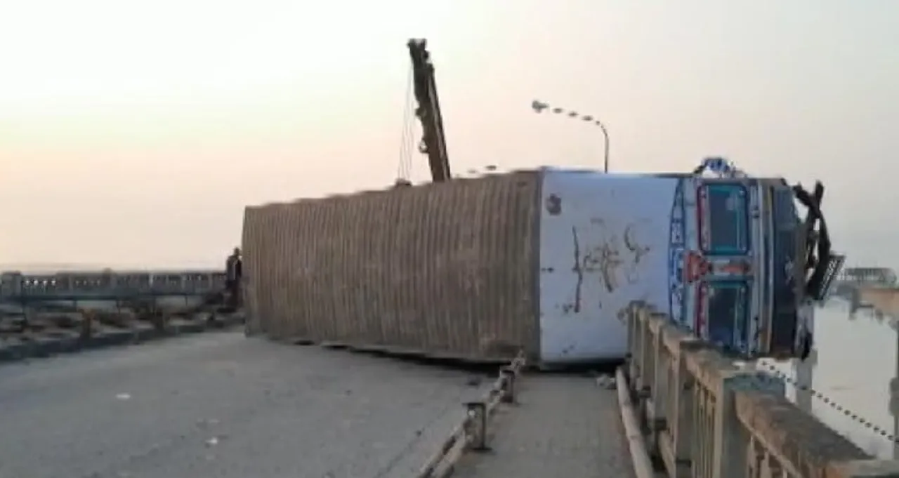 Assam: Another Truck Accident On Kaliabhomora Bridge