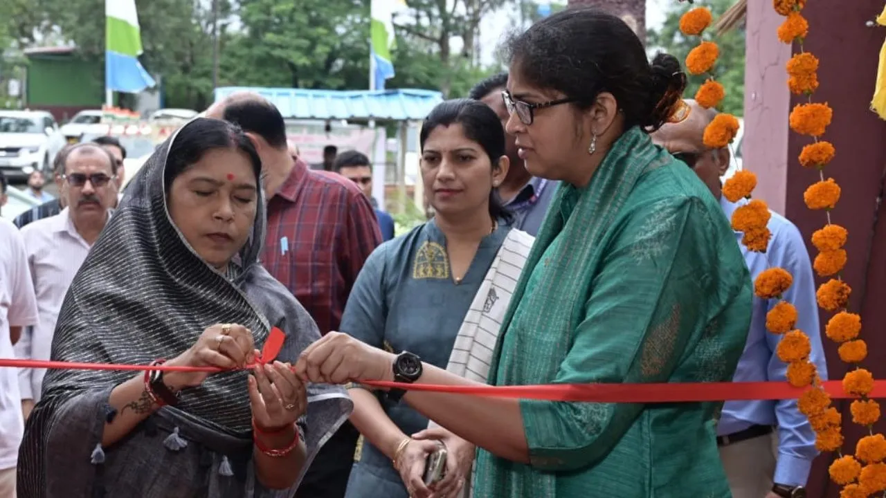 कभी कपड़े को तरसे अब खोल ली रेडीमेड की शॉप (1)