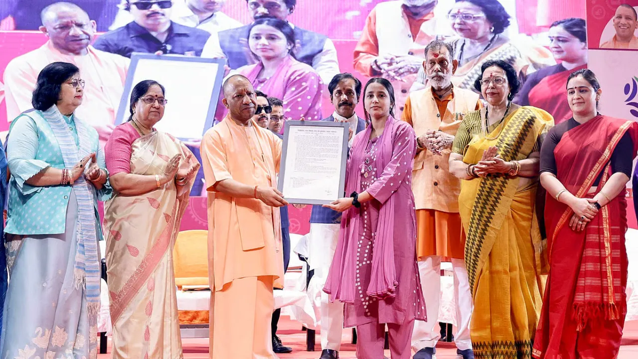 मुख्यमंत्री योगी आदित्यनाथ पिंक रोजगार महाकुंभ 2026 का उद्घाटन करते हुए, महिलाओं को रोजगार और आत्मनिर्भरता के अवसर प्रदान करते हुए