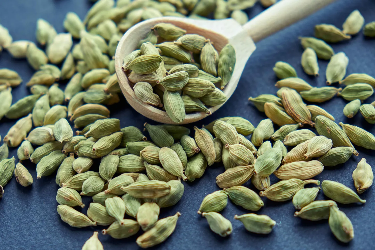 cardamom3