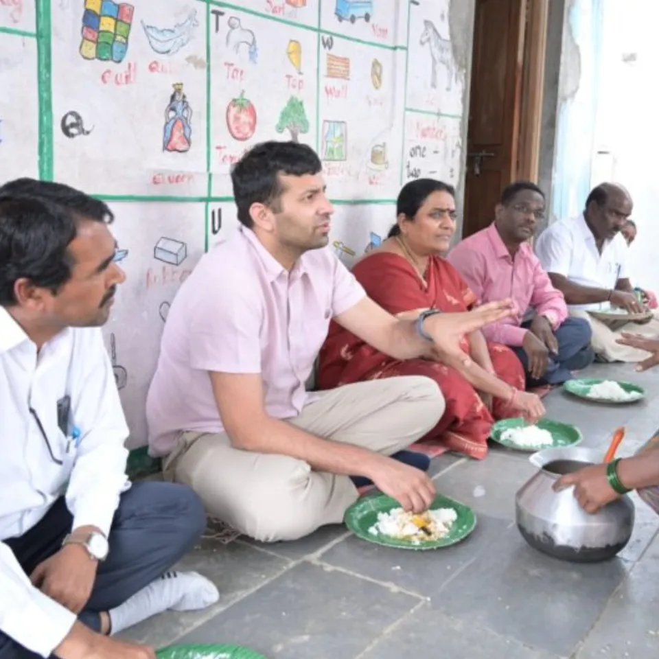 విద్యార్థులతో కలిసి మధ్యాహ్న భోజనం చేసిన కలెక్టర్-PHOTOS