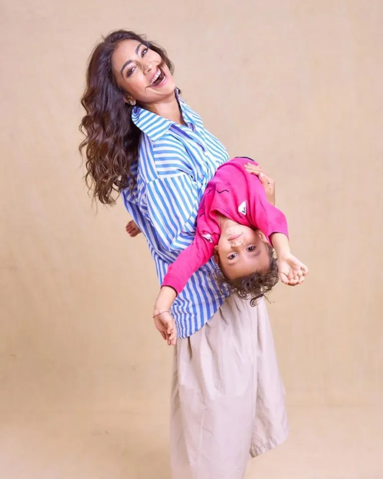 shriya with her daughter