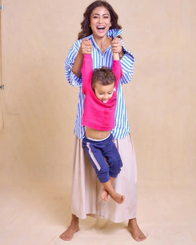 shriya sharan new pics