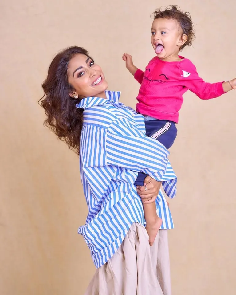 shriya with her child