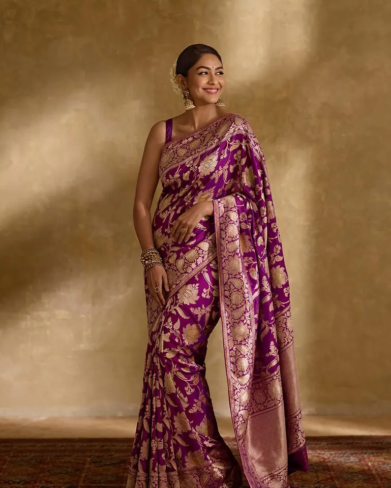 mrunal saree looks