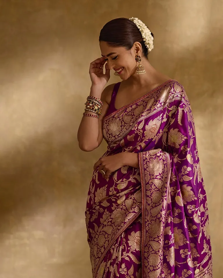 mrunal saree pics 