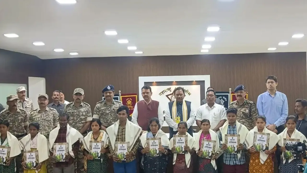 Maoists Surrenders before CM Fadnavis