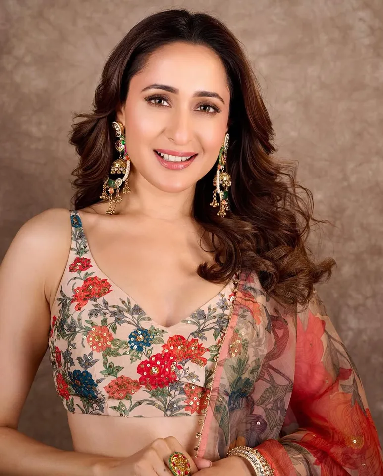 Pragya latest looks