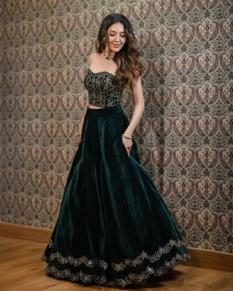 neha stunning looks