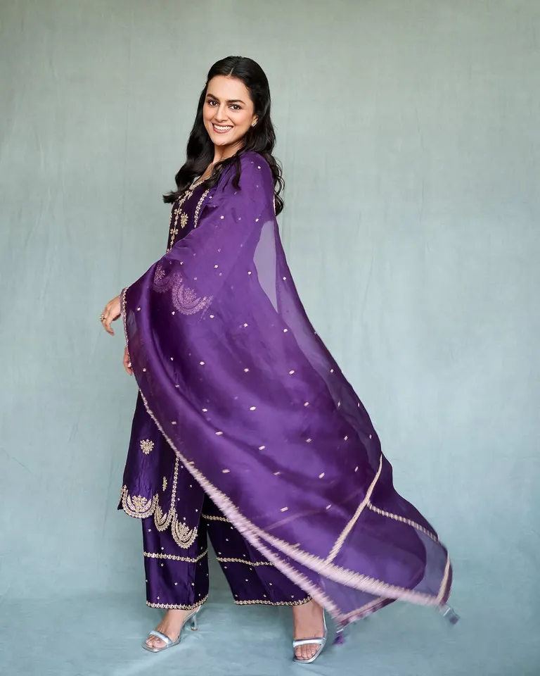 Shraddha Srinath stunning looks
