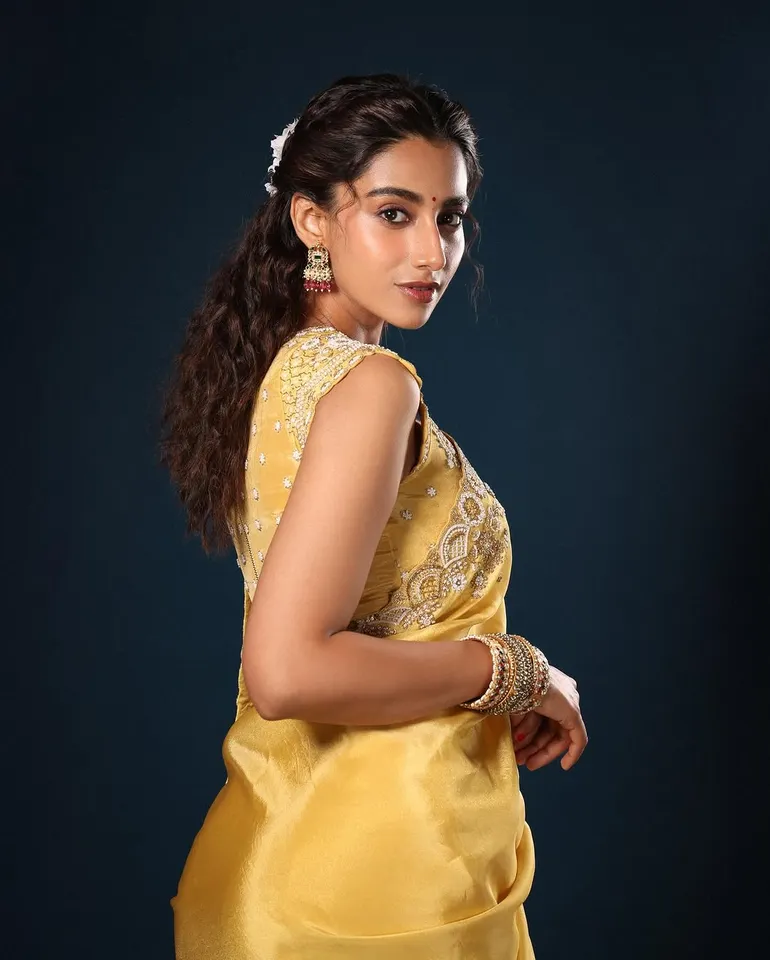 actress menakshi new look