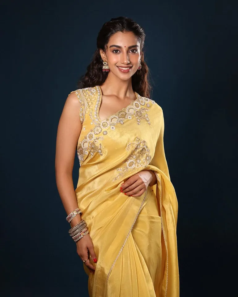 menaksahi new look in gold saare