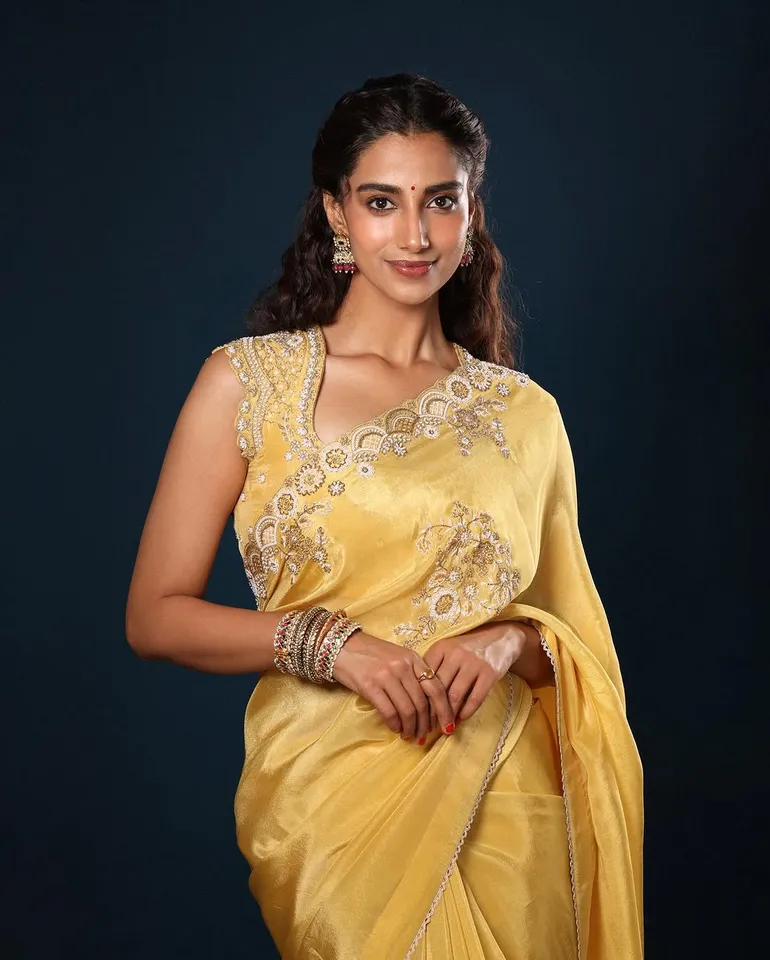 menakshi chaudary new pics