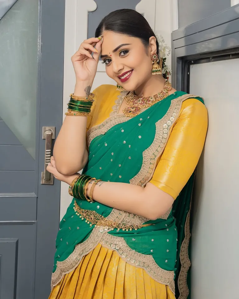 sreemukhi photos