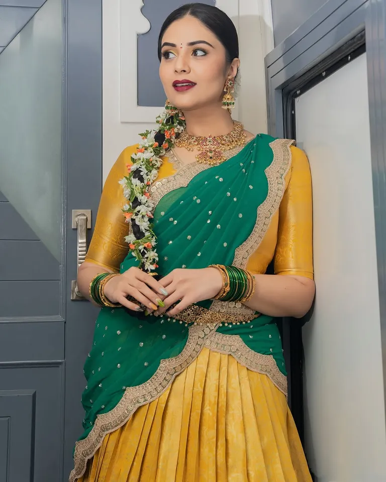 sreemukhi pics