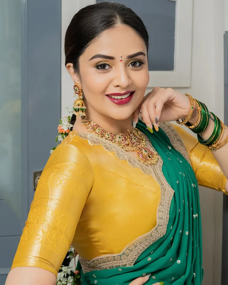 sreemukhi stunning  looks