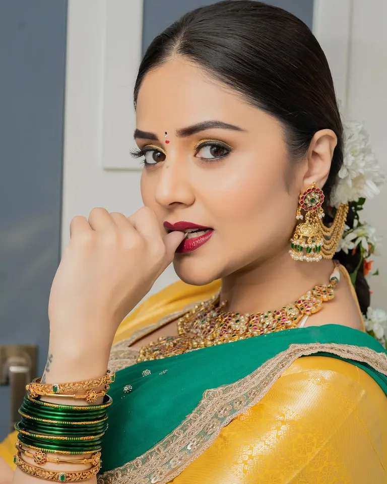 sreemukhi traditional photo shoot 