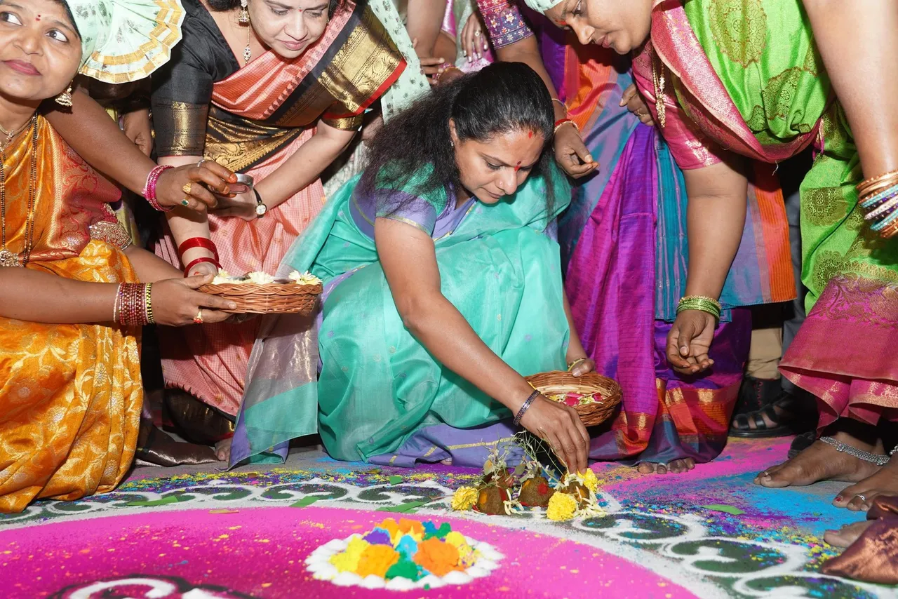సంక్రాంతి ముగ్గులు వేసిన ఎమ్మెల్సీ కవిత-PHOTOS