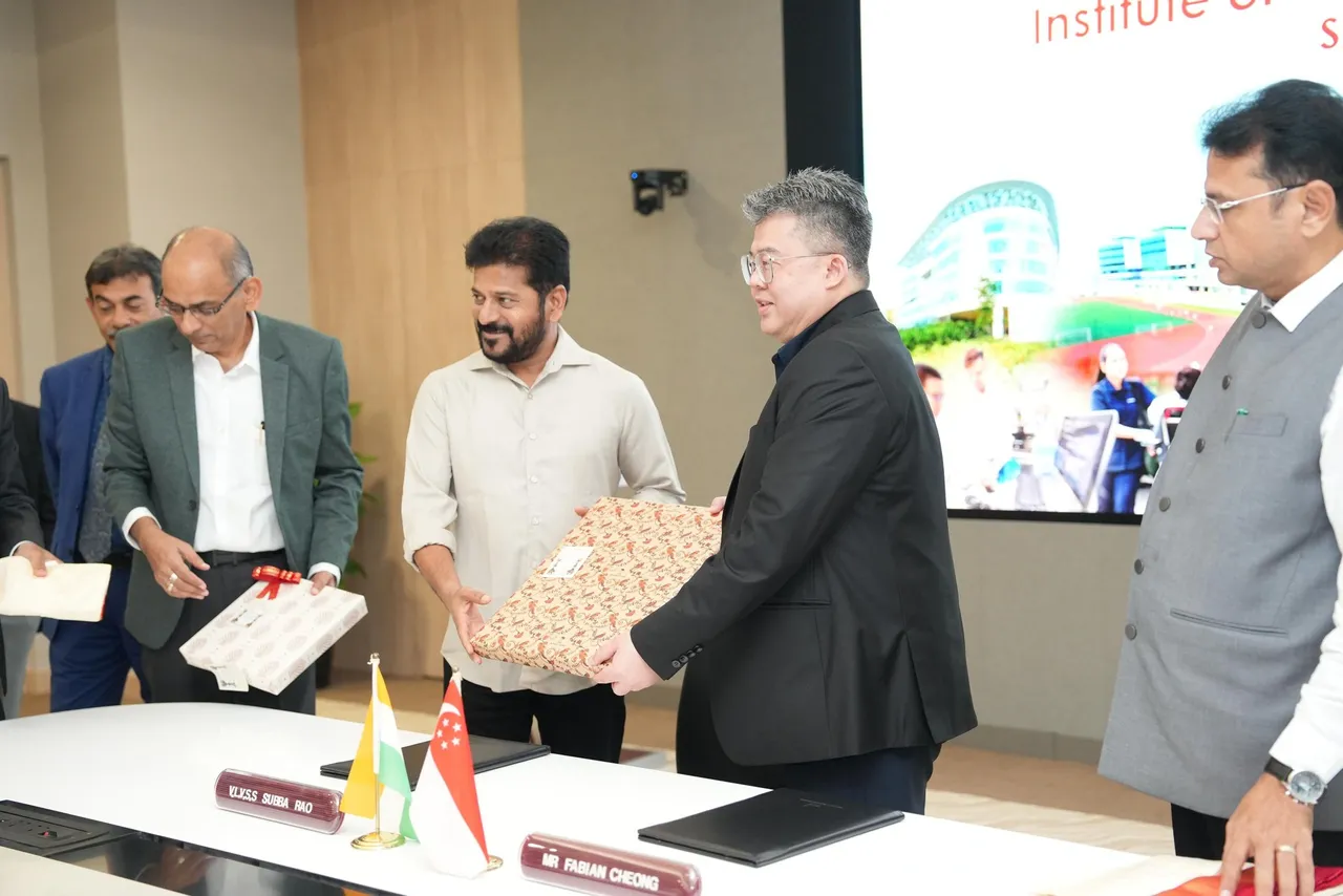 CM Revanth: రేవంత్ రెడ్డి సింగపూర్ టూర్-PHOTOS