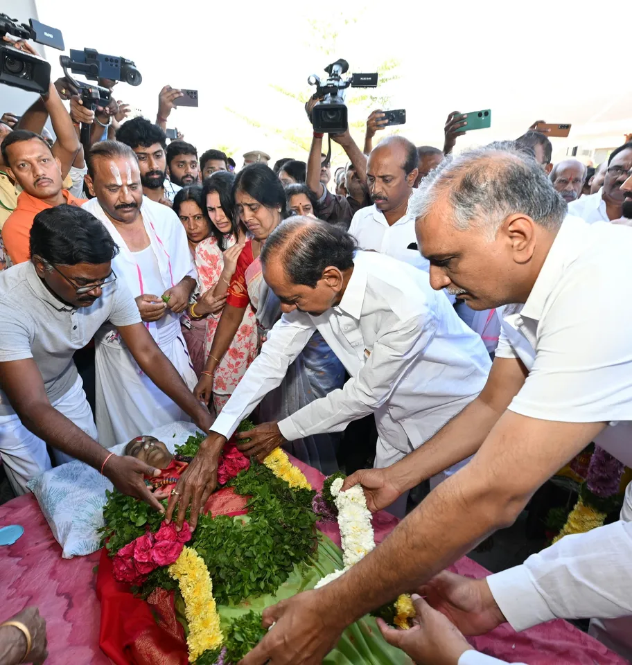KCR: కేసీఆర్ ఎమోషనల్.. అక్కకు కన్నీటి నివాళి!
