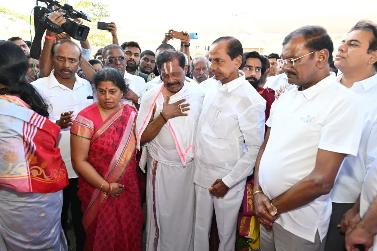KCR: కేసీఆర్ ఎమోషనల్.. అక్కకు కన్నీటి నివాళి!
