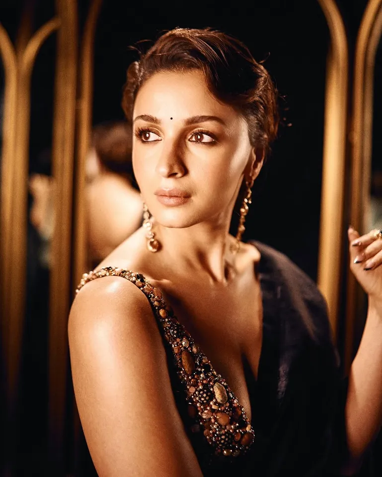 ALIA LATEST SAREE POSES