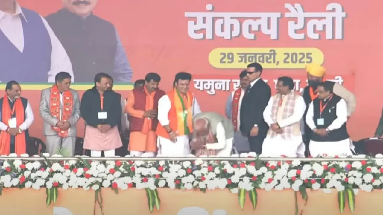 Modi touches Ravindra Negi's feet