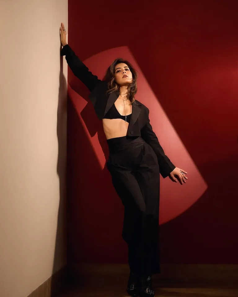 Raashii Khanna black dress stunning looks