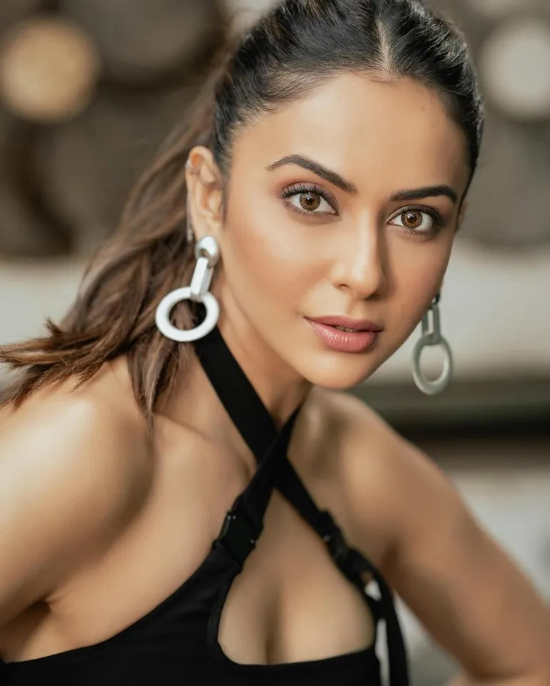 Rakul Preet photos in black 