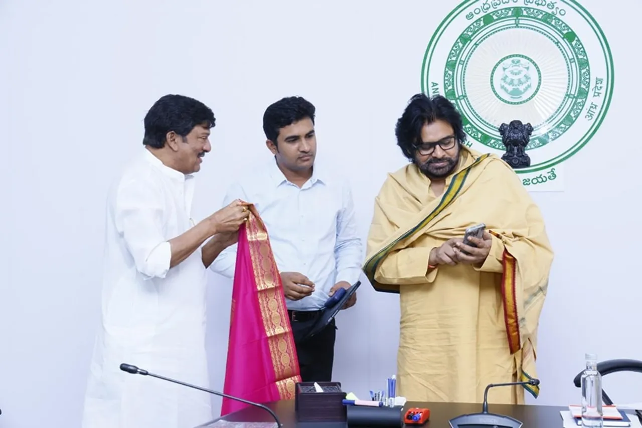 పవన్ కల్యాణ్ ను కలిసిన రాజేంద్ర ప్రసాద్.. నవ్వులే నవ్వులు-PHOTOS