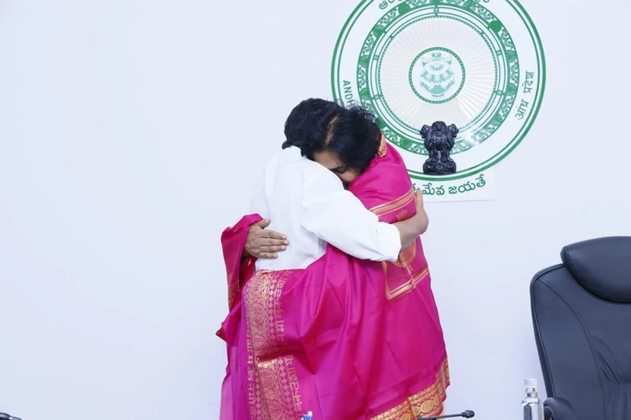 పవన్ కల్యాణ్ ను కలిసిన రాజేంద్ర ప్రసాద్.. నవ్వులే నవ్వులు-PHOTOS