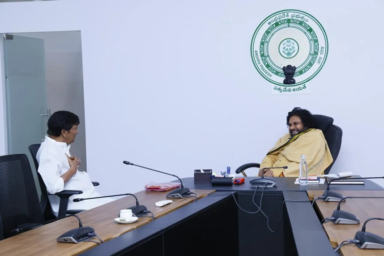పవన్ కల్యాణ్ ను కలిసిన రాజేంద్ర ప్రసాద్.. నవ్వులే నవ్వులు-PHOTOS