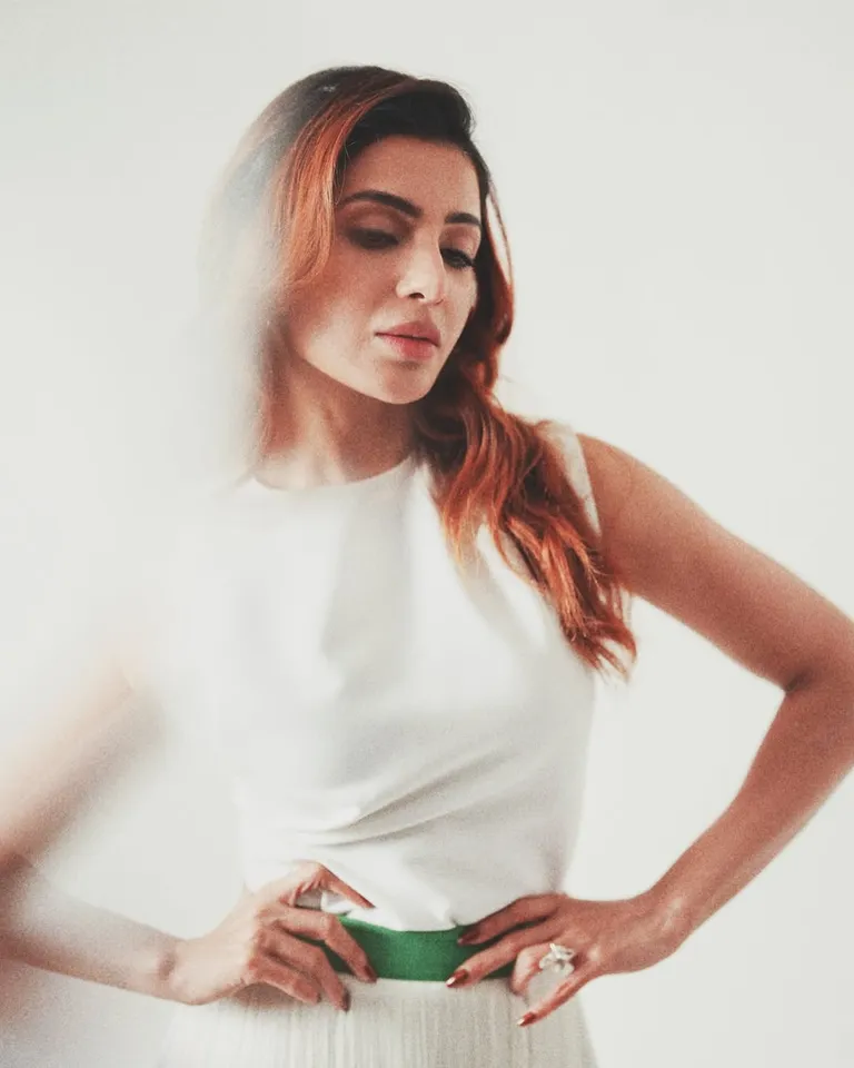 SAMANTHA STUNNING IN WHITE AND BLUE 