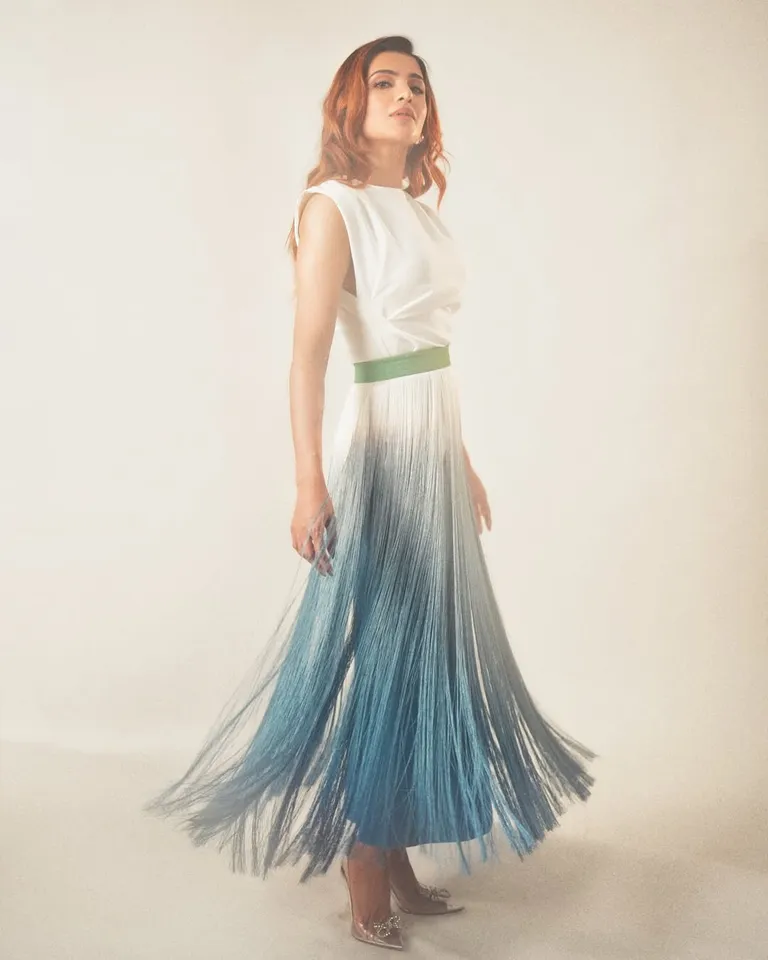SAMANTHA STUNNING LOOKS IN WHITE AND BLUE 