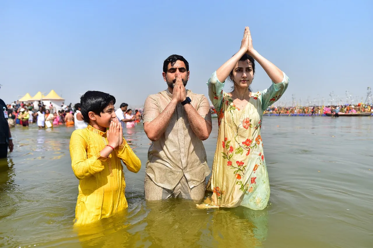 nara lokesh holy dip at maha kumbh